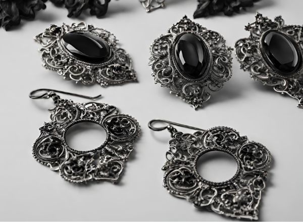 Gothic Ohrringe und Piercings mit Totenkopf-, Axt- oder Schwert-Motiven Gothic Ohrringe und Piercings mit Totenkopf-, Axt- oder Schwert-Motiven